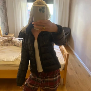 Vinter jacka  - Säljer min lager jacka, nypris 400 kr köpte för 500💞Använd en vinter