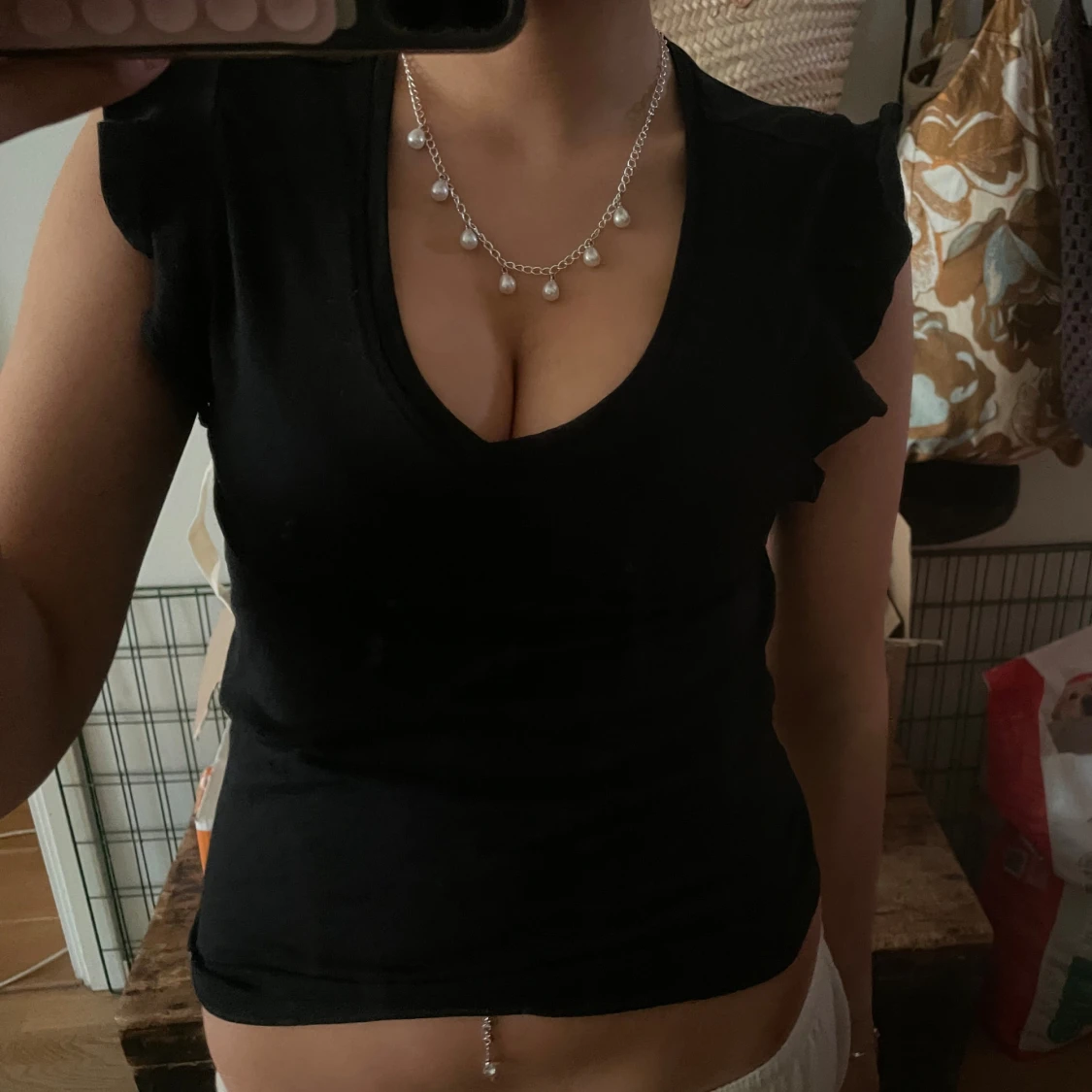 Svart v-ringad topp med volangärm