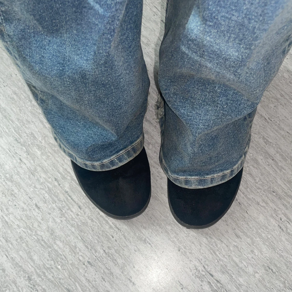 Svarta fluffiga boots med rosett och pärlor - 3