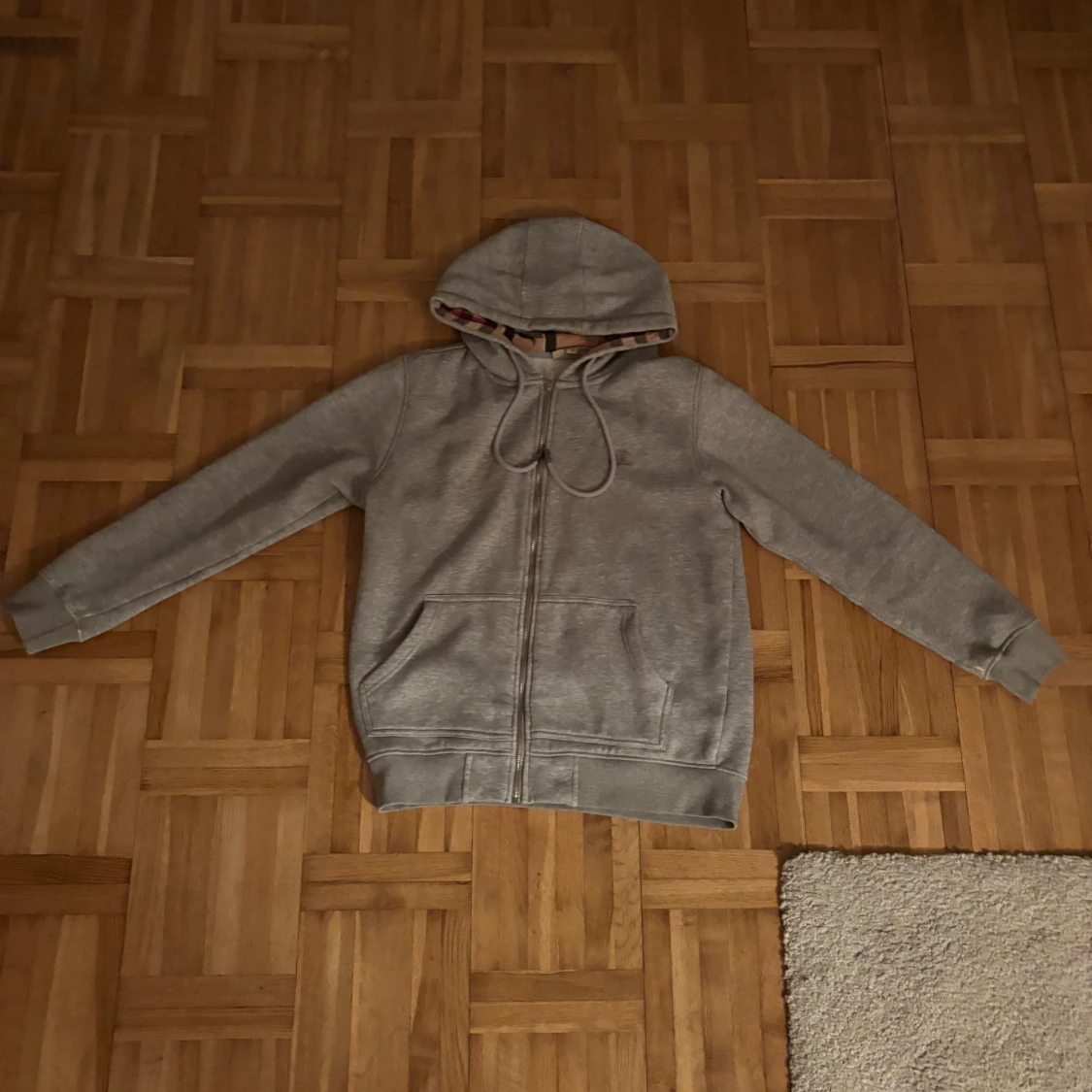 Grå Burberry hoodie med rutig huva/ PRIS KAN DISKUTERAS/