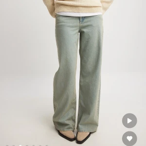 Vintage blå jeans från NA-KD  - Säljer dessa vintage blå jeans från NA-KD! Aldrig använda med lappen kvar! Storlek 38. Original pris 599kr men säljes för 180kr