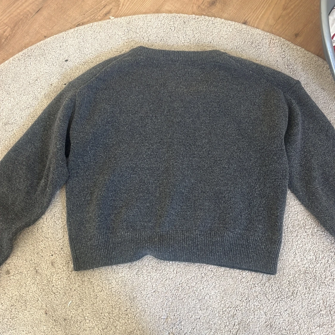 Grå stickad tröja - 3