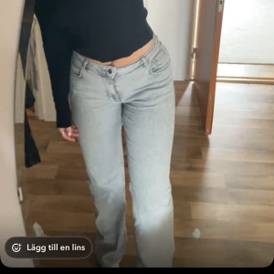 Ljusgrå raka jeans - Snygga ljusgrå jeans med rak passform. Jag är 180 och de går ner till marken på mig