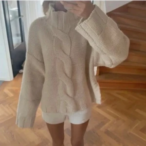 Stickad tröja  - Super populär tröja från Zara!! Jättefin och endast provad