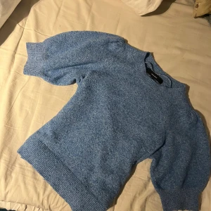 Stickad topp - stickad lite croppad topp med puffärmar från Veromoda! Stolek xs