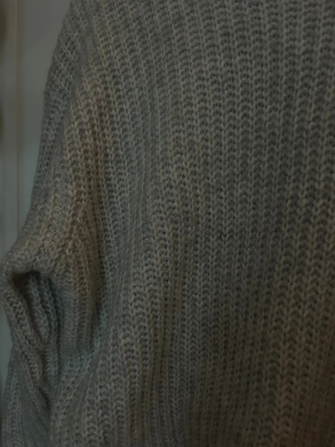Grå stickad tröja med grov struktur - 1