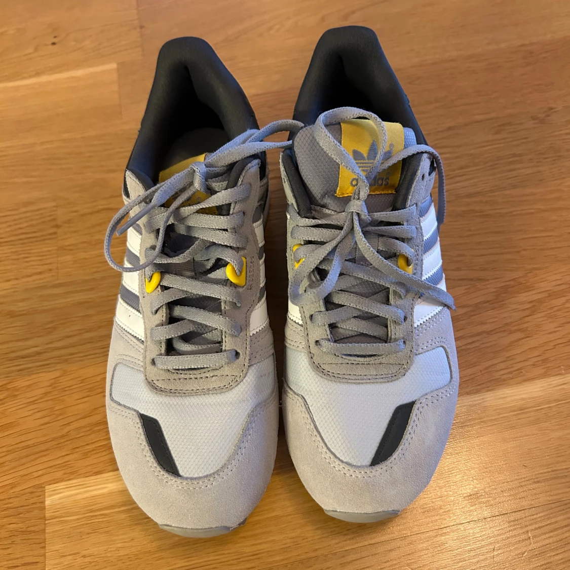  Nya Adidas sneakers i mocka i grått och vitt - 1