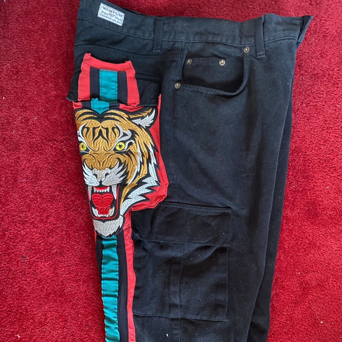 Svarta cargojeans med broderad tiger - 3