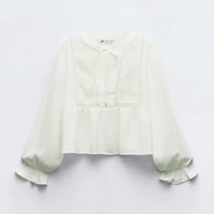 Zara blus  - Så fin vit blus från Zara i storlek M men passar även mig som brukar ha S, har endast användt den 2 gånger så den är som ny. 