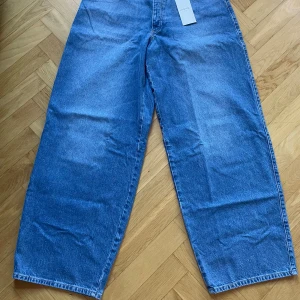 Jeans från Lis Bonne - Säljer dessa supersnygga jeans från Lis Bonne som tråkigt nog var för stora för mig.🥲 I storlek 38, helt nya och oanvända.