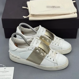 Valentino Open | 37.5 - Valentino Open sneakers | Fint skick! | Passar 37.5-38 | Endast skorna ingår | INGA BYTEN | Fraktar spårbart eller möts upp i Täby 