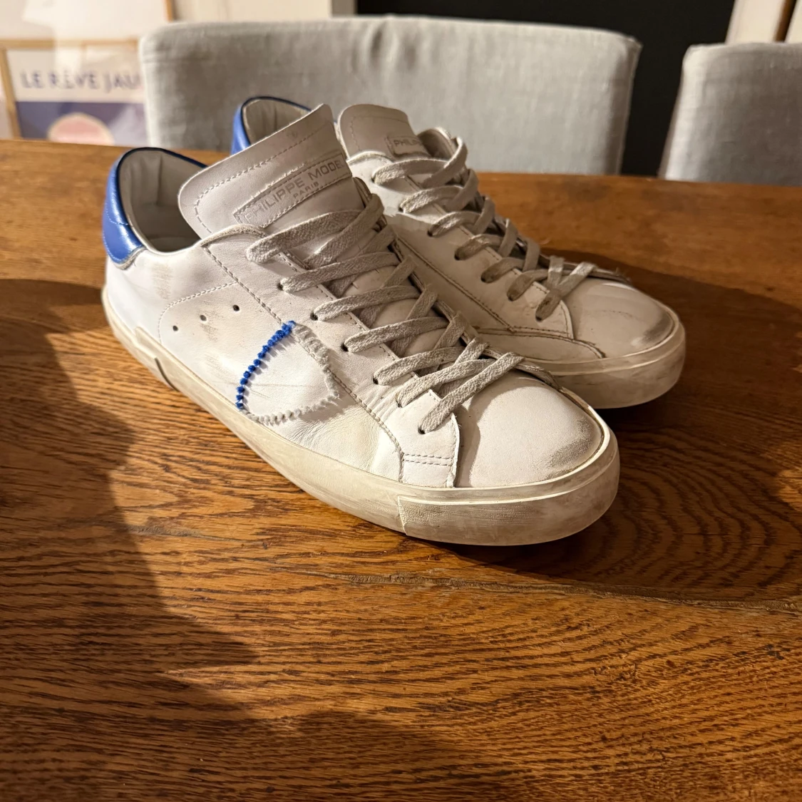 Philippe Model vita sneakers med blå detalj