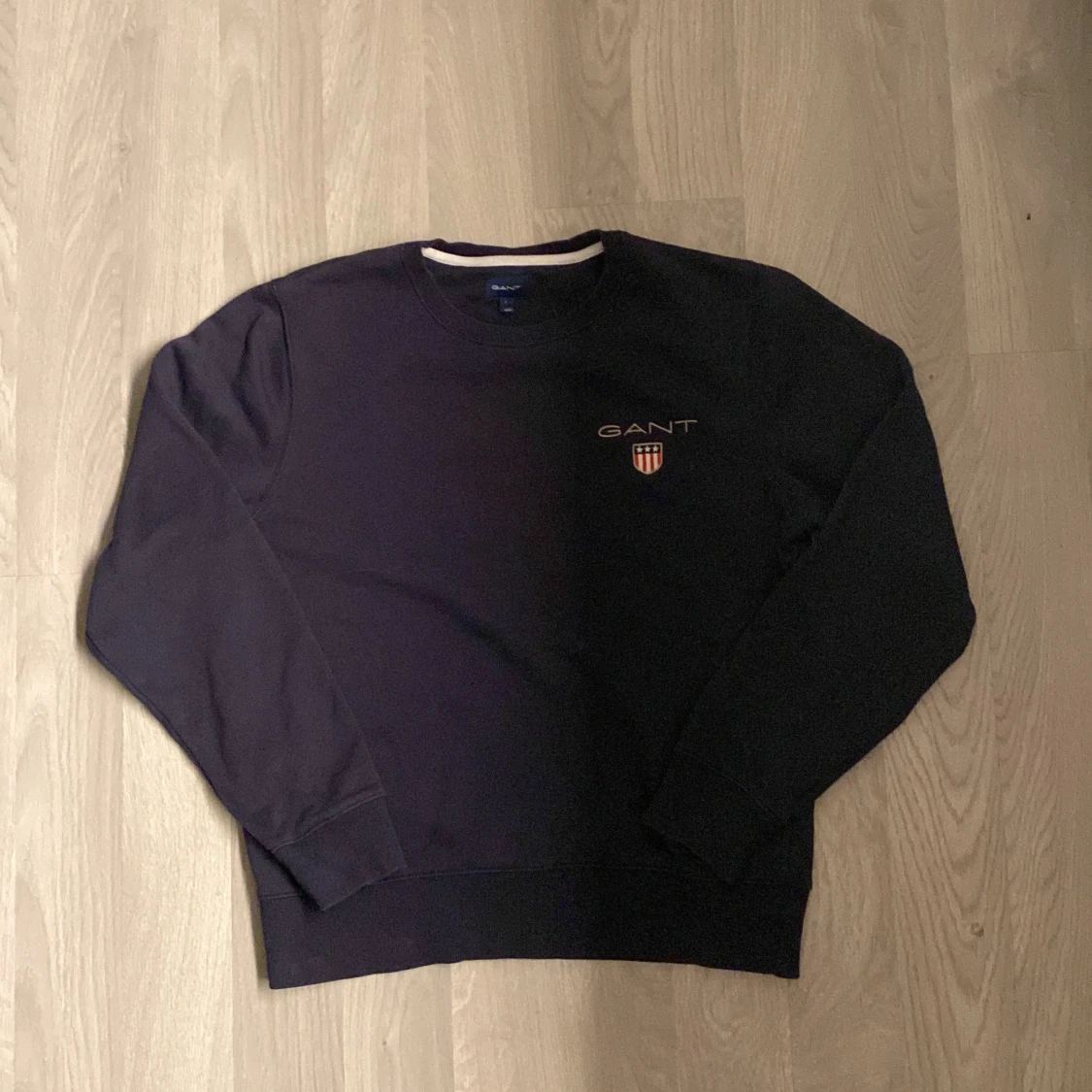 Mörkblå sweatshirt från GANT