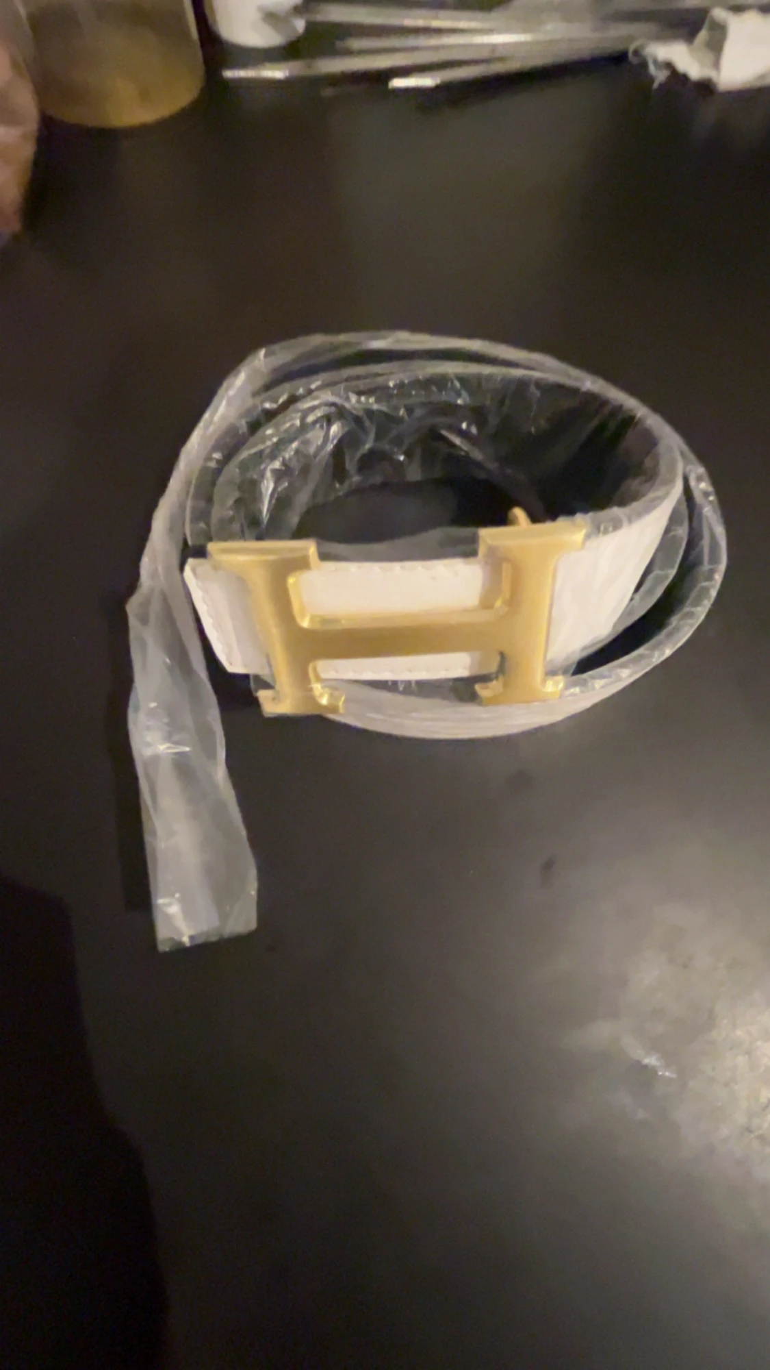 Vit skinnbälte med guld H-spänne - 