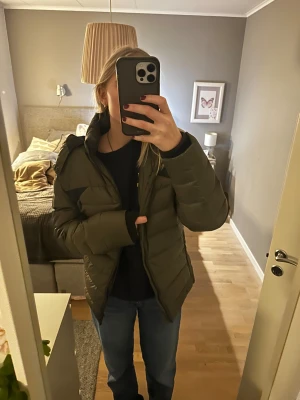 Calvin Klein jacka - Snygg mörk grön vinter jacka ifrån Calvin Klein ! Den är unisex och passar både kille och tjej💓storlek M men sitter snyggt på mig som är 174 och S