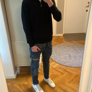 Blå Dondup jeans - Snygga blå jeans från Dondup Geoerge jeans med coola slitningar och detaljer på både fram- och baksida. Klassisk femficksmodell med kontrastsömmar och låg midja. Jeansen är tillverkade i jeansmaterial med en rå och avslappnad vibe. Köpta  för 2299 säljer för endast 699