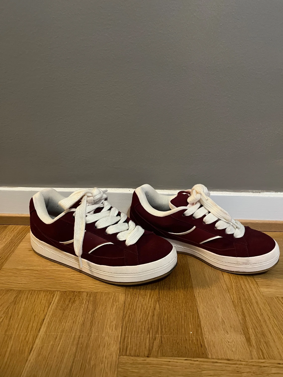 Vinröda sneakers från Bershka - 3