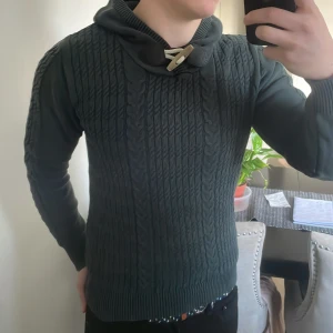 Unik grön stickad hoodie - Otroligt fet unik grön stickad hoodie. Modellen är 180cm, 73kg. Priset kan diskuteras!