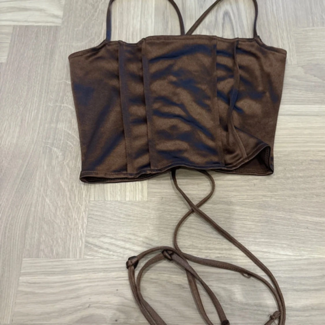 Brun korsett-topp med snörning