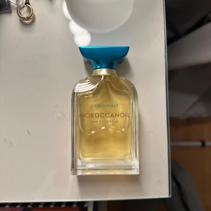 Moroccanoil L'Originale Eau de Parfum  - Fräsch 60ml parfym från Moroccanoil. Luktar som hårprodukterna. Knappt använd (Se bild 2) och köpt för 1089kr.