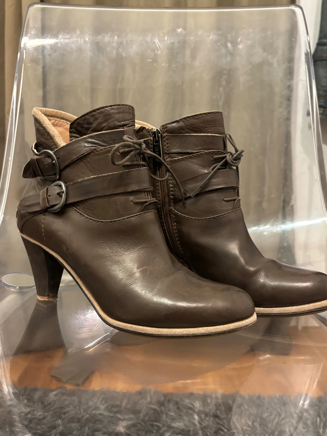 Bruna skinnstövletter från Lea Foscati