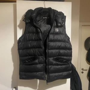 Väst från Bvaldi - Säljer en väst från märket Bvaldi då den inte är min stil längre. Västen är i fint skick och är använd väldigt få gånger, luvan går även att ta bort om man skulle vilja det. Om du är intresserad eller har frågor så är det bara att höra av dig🤝
