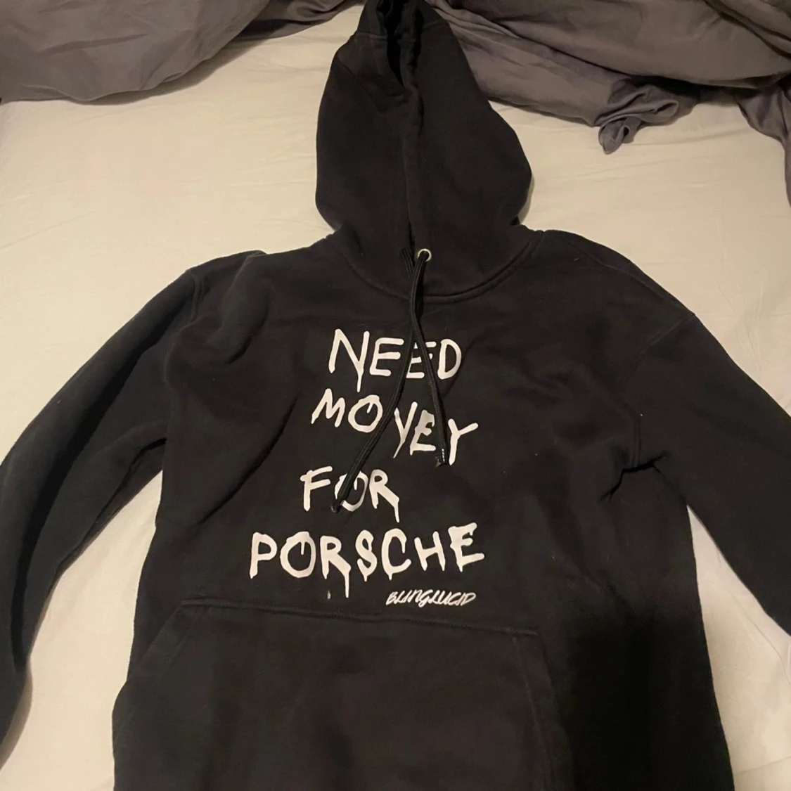 Svart hoodie med tryck från blinglucid