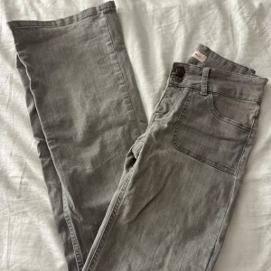 Nelly jeans  - Gråa Nelly jeans i storlek 34