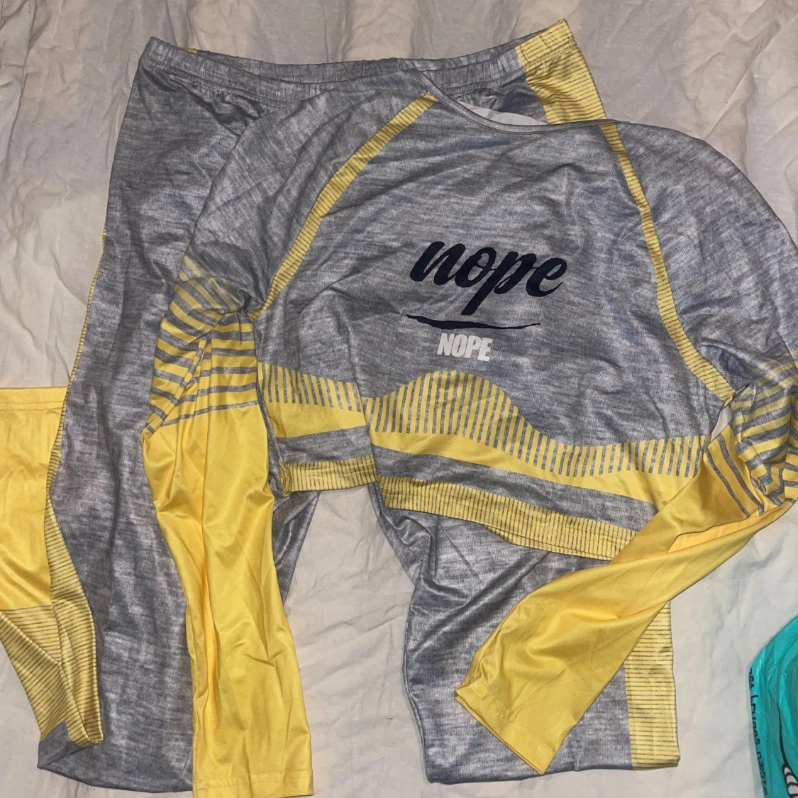 Grå och gul croppad träningströja och byxor - 2