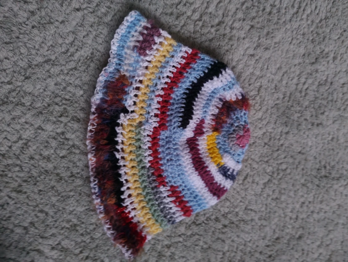 Randig virkad bucket hat i pastell