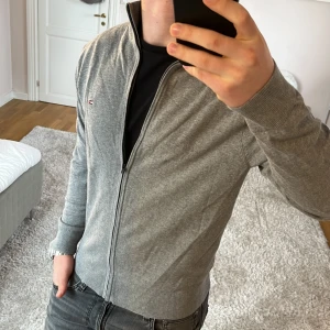 Tommy Hilfiger Full Zip - Full Zip | Mycket bra skick | Size - M |  Pris 399 | Hör av dig vid minsta fråga eller fundering📩