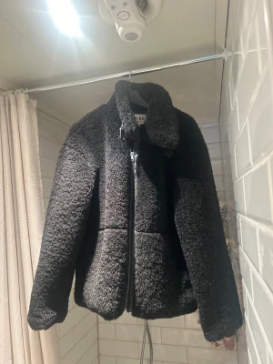 Svart teddyjacka från NA-KD - Mysig svart teddyjacka från NA-KD, aldrig använd då den va för stor för mig💕
