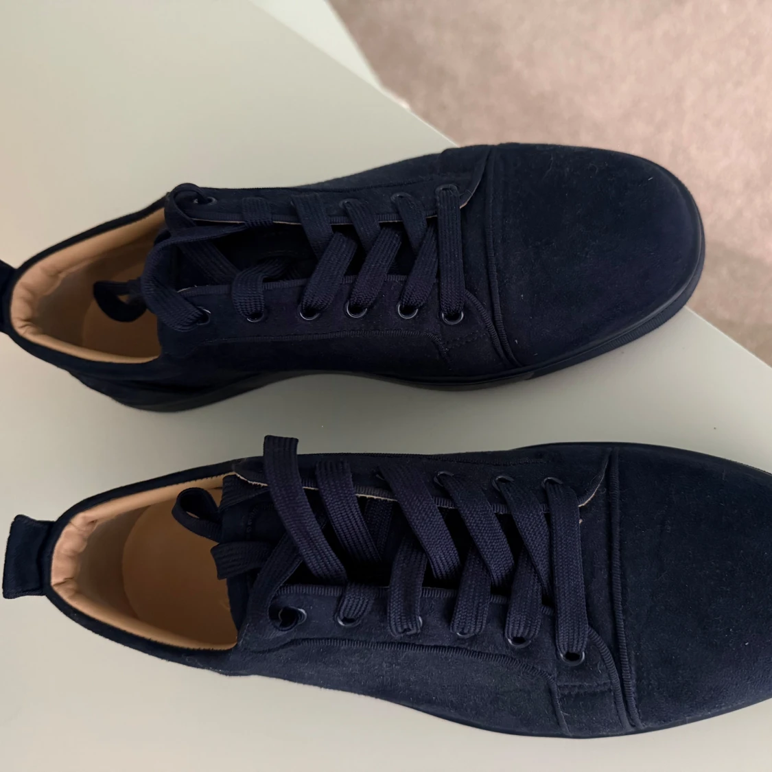 Mörkblå sneakers från Christian Louboutin