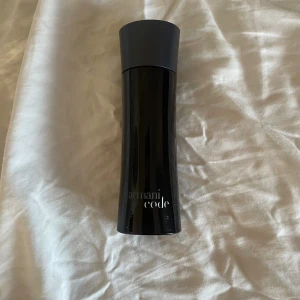 Armani Code Parfym - Säljer nu denna Armani Code parfym med cirka 45 av 70 Ml kvar i flaskan! Skriv om du har några frågor !