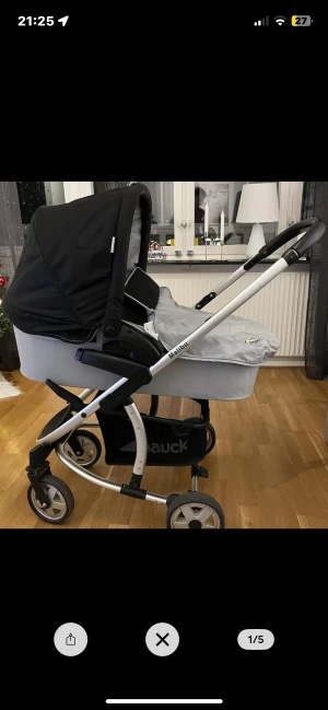 Hauck Malibu Barnvagn - Hauck Malibu barnvagn i svart och grått, komplett med liggdel,sittdel och babyskydd. Vagnen har stabil ram, varukorg och justerbart handtag. Synligt slitage på etiketten på babyskyddet, i övrigt gott skick. Perfekt för både nyfödda och småbarn.