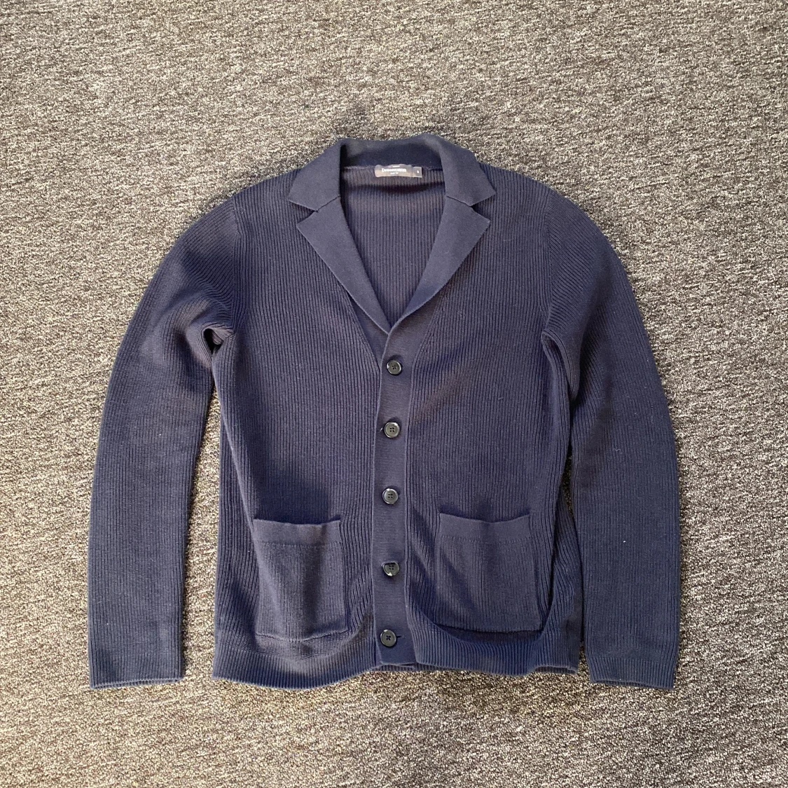 Mörkblå kofta med knappar