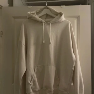 Vit hoodie från Bikbok - vit hoodie i storlek M, fortfarande i bra skick trots användning. 