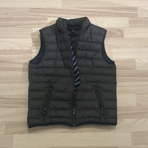 Ralph lauren väst - Tjena! Säljer denna feta Ralph lauren väst för ett bra pris! Västen är i topp skick och är storlek 14-16 som motsvarar 160-170cm. Tveka inte på att höra av dig!🤩