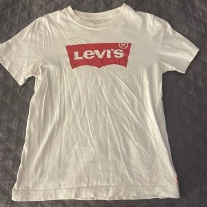 Vit Levi's t-shirt med röd logga (XS) - Vit t-shirt från Levi's med klassisk röd logotyp framtill🌻Finns ett litet hål (se bild)💕