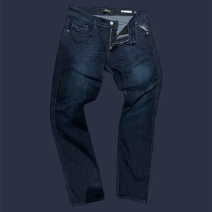 Replay Anbass mörkblå jeans slim fit - Snygga mörkblå Replay Anbass jeans i slim fit. Mått: längd 110cm, midja 43cm, benöppning 18cm.