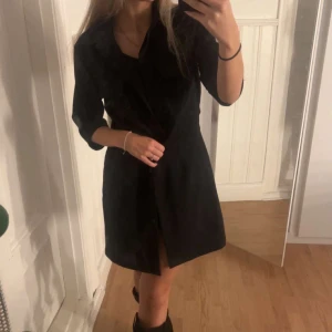 Svart skjortkappa från Hennes Collection - Svart skjortklänning/kappa i storlek 38 men passar jättebra på xs/s också!💖 jättefin på utekvällar eller eller på sommarn🌸