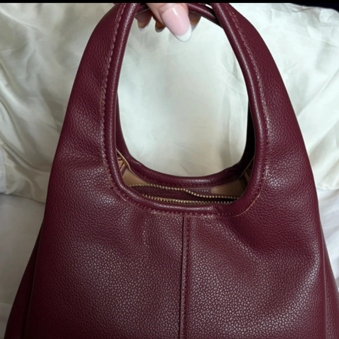 Vinröd axelväska i skinn med dragkedja