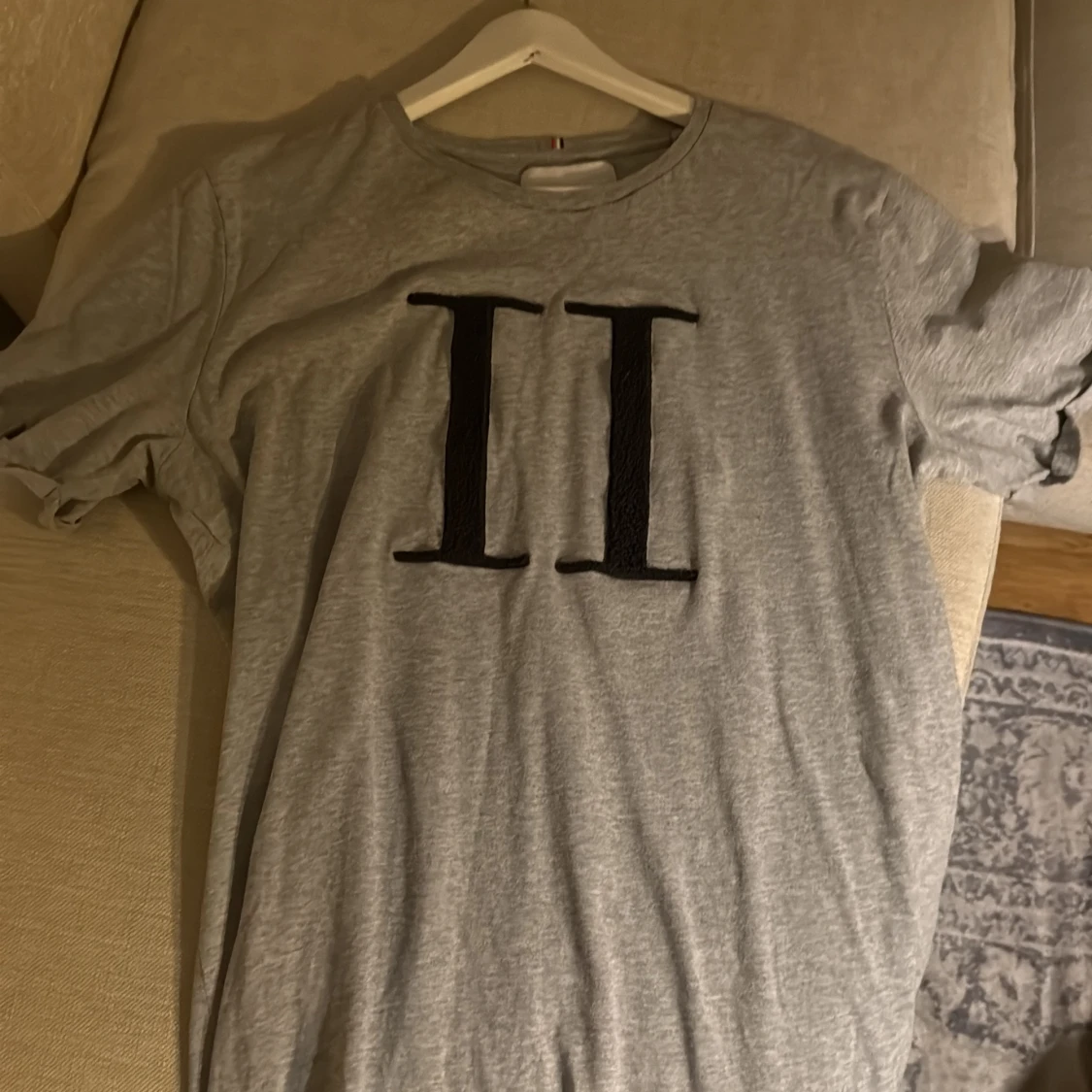 Grå t-shirt från Les Deux med tryck