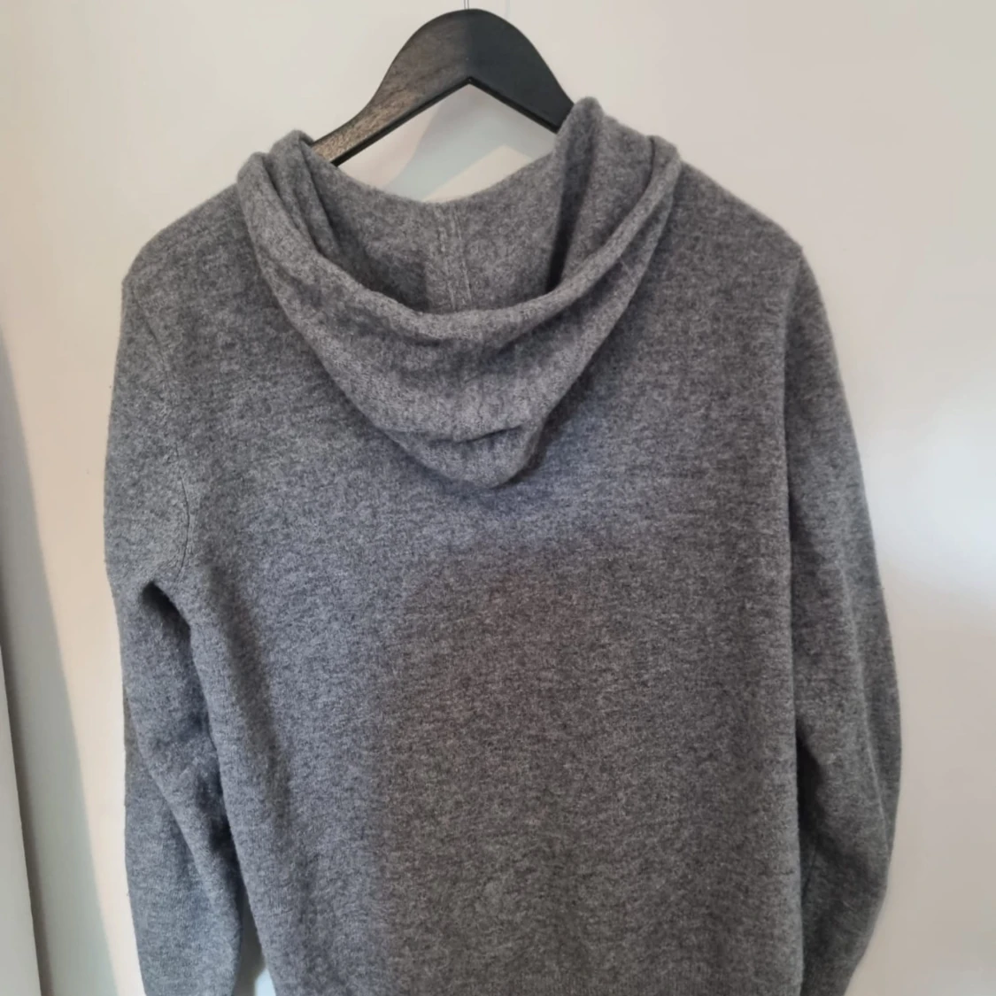 Grå hoodie i kashmir med dragkedja - 1