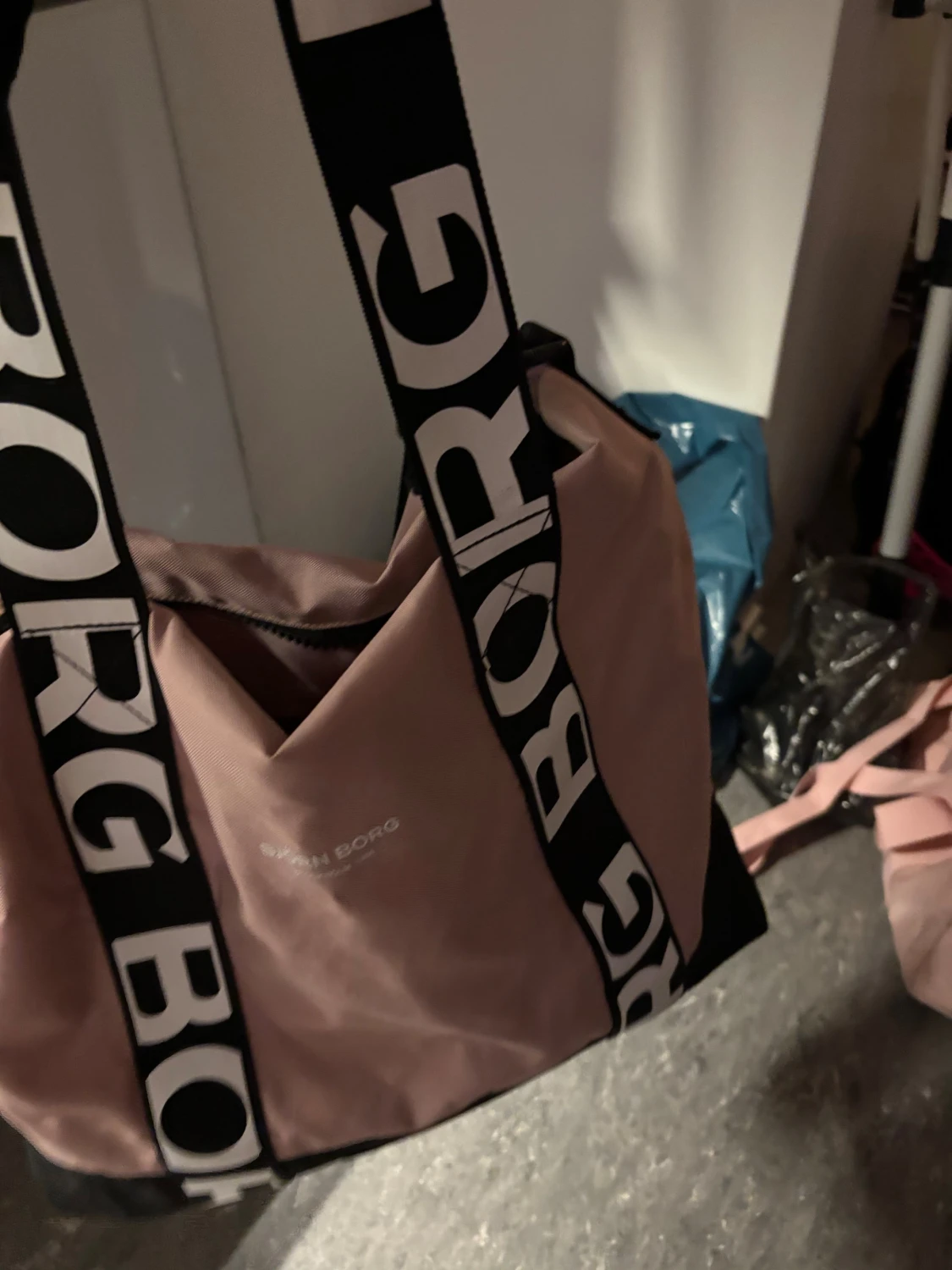 Rosa axelväska från Björn Borg - 1