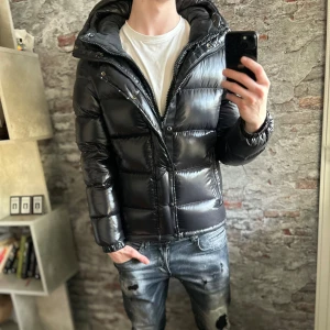 Ralph Lauren jacka - Mycket fint skick, inga defekter. Storlek M passar dig som är mellan 178-190cm ungefär. Nypris ca 4000kr. Modellen är 185 cm, 79 kg. Passar bra nu till vintern. 7000kr. Självklart äkta, kolla bara recensionerna! Skriv för mer information!🤝