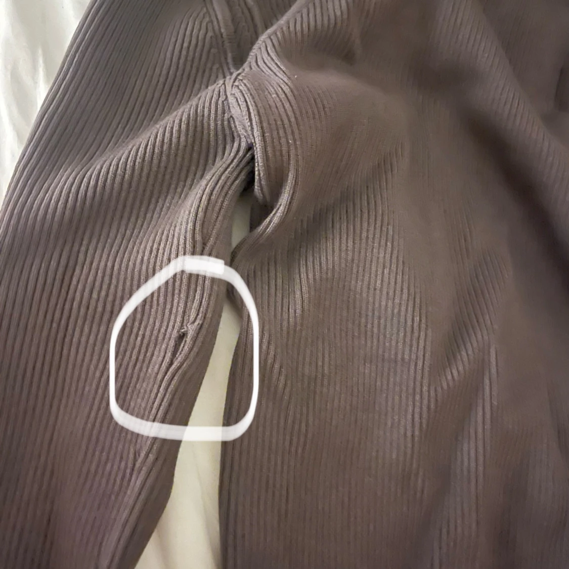 Grå topp med hål på axlarna  - 2