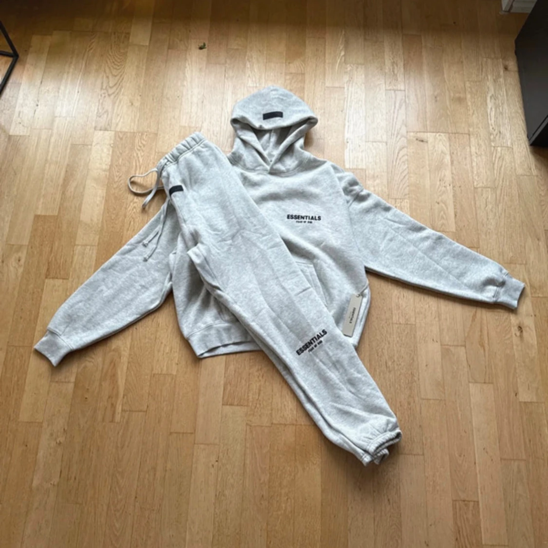 Grå Essentials hoodie från Fear of God