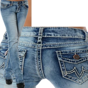 Blå bootcut jeans med broderade fickor( S-xxl) - Snygga bootcut jeans i både ljusblå och marinblå tvätt med kontrasterande vita sömmar och broderade detaljer på bakfickorna. Jeansen har låg midja, klassisk femficksdesign och är tillverkade i stretchigt denim för en bekväm passform.