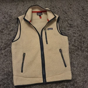Beige fleeceväst från Patagonia - Storlek-S, skick 9/10
